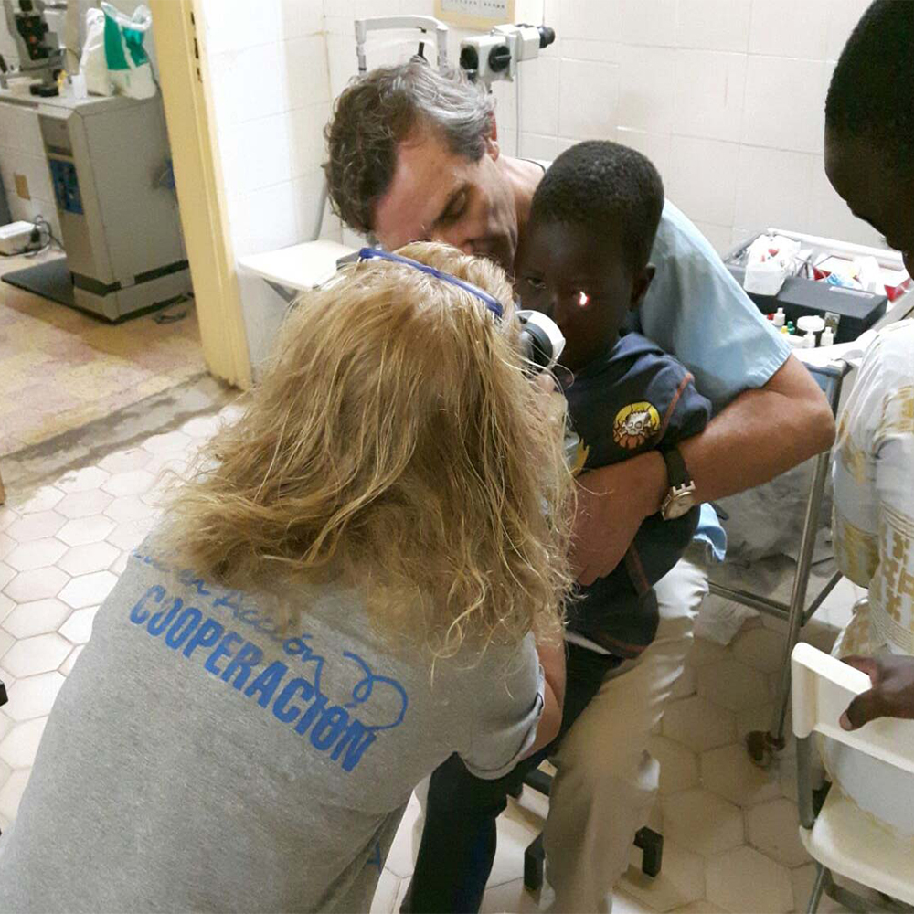 Imagen A. “EL MILAGRO DE VER” intervención sanitaria asistencial en oftalmológica / óptica y formación de personal sanitario local en la región de Thies (Senegal) y aprovisionamiento de equipos y material de protección contra el covid 19 a los sanitarios locales del servicio de urgencias, maternal y oftalmología del Hospital Departamental de Mbour. Senegal.